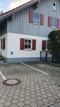 Hausansicht/Parkplatz